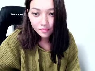 tarrrantula 18 y. o. nude cam babe throat abused while holding her own feet online