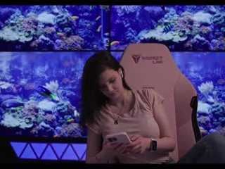 vanessa_love 20 y. o. slim cam babe likes squirting after some hot live cam action