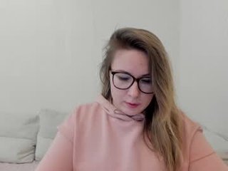 cute_darina 25 y. o. cam babe takes ohmibod online and gets her pussy penetrated