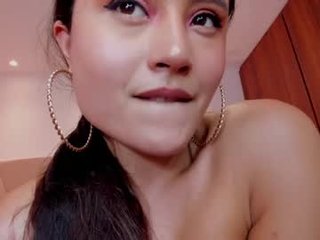 scarlettt_07 0 y. o. latina cam girl likes to sit naked on camera