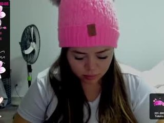sugarmommy22 25 y. o. BBW cam babe loves kisses in the chatroom