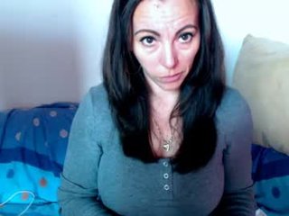 kersxxx 38 y. o. horny cam chick gets her feet licked off by slave online