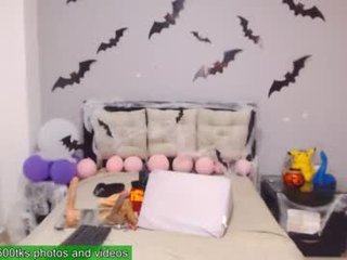 saraowens 21 y. o. cam babe takes ohmibod online and gets her pussy penetrated