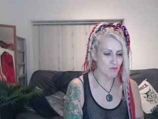 saucysky 51 y. o. english cam girl show his beauty legs online