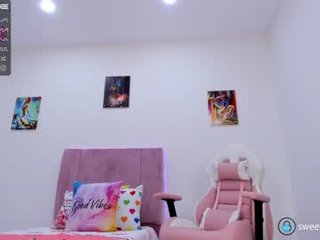 emma_hg1 18 y. o. latina cam girl likes to sit naked on camera