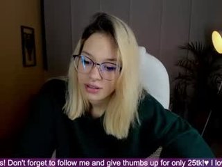 honey_hoe 19 y. o. sex cam with a horny cute cam girl that's also incredibly naughty