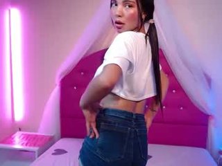 lauramartin1 18 y. o. cute cam girl showing deep throat action online