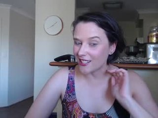 bluexstacey 32 y. o. slim cam girl playing with her oiled holes online