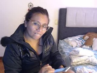 slutdirty1xxx 31 y. o. cam babe takes ohmibod online and gets her pussy penetrated